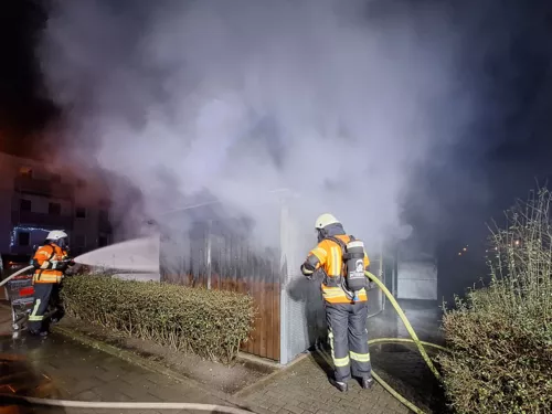 Brand: Brennende Müllcontainer in Unterstand