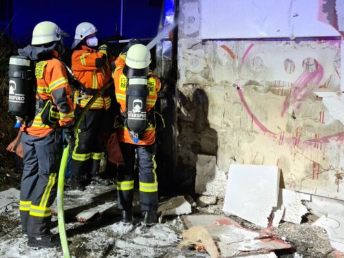 Pkw-Brand an Gebäude