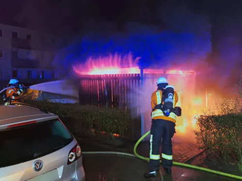 Brand: Brennende Müllcontainer in Unterstand