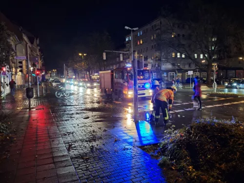 Hilfeleistung: Wasser auf Kreuzung