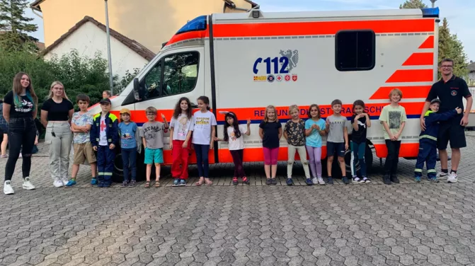 Spannender Besuch des ASB Rettungswagens bei der Kinderfeuerwehr Ölper