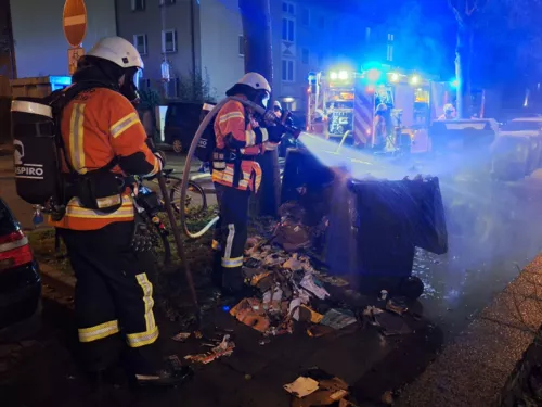 Brand: Brennt Müllbehälter