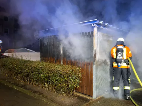 Brand: Brennende Müllcontainer in Unterstand