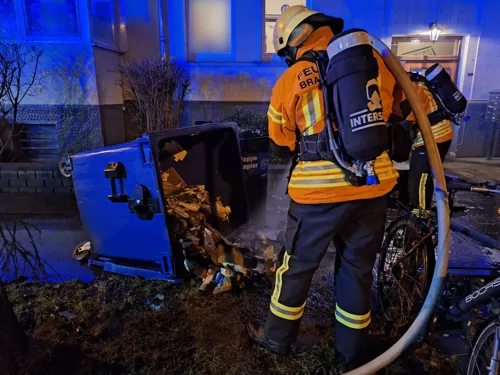 Brand: Brennt Müllbehälter