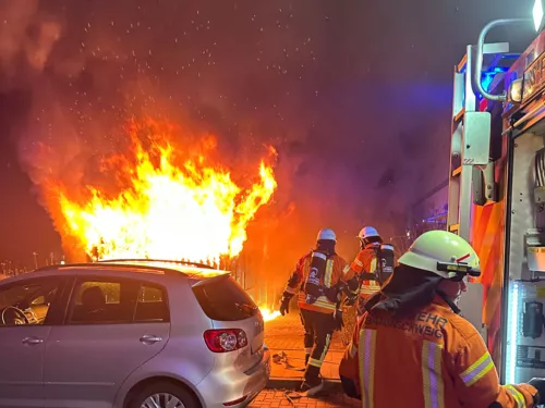 Brand: Brennende Müllcontainer in Unterstand