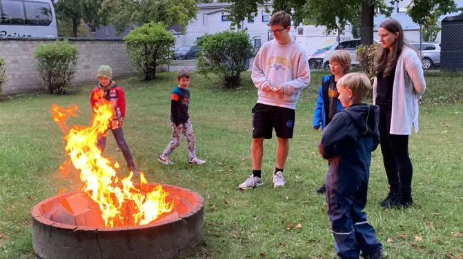 Brandheiße Lernstunde bei der Kinderfeuerwehr Ölper: Junge Brandschützer erleben Feuer hautnah